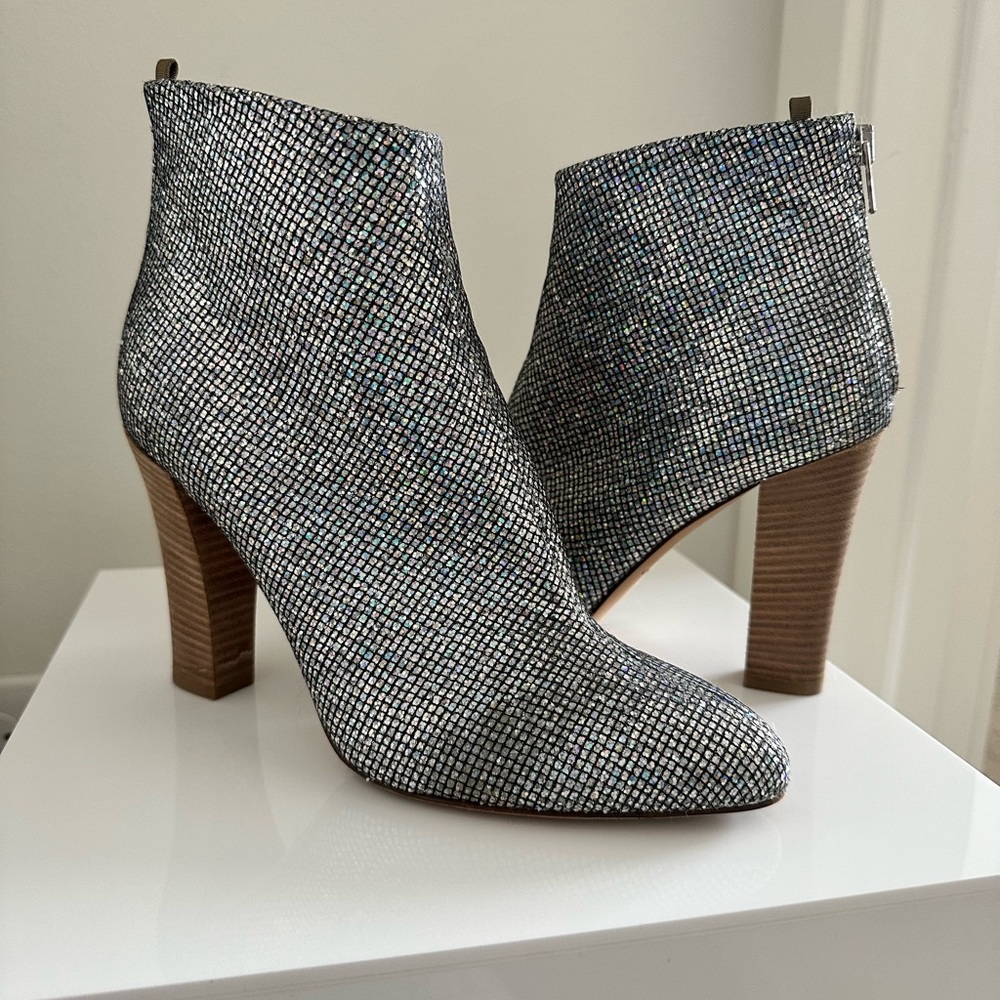 Amazing SJP boots. Worn twice is fantastic condition!